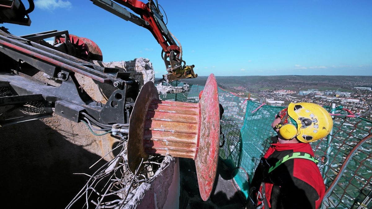 Im Bild: Steffen Hartmann beim Arbeiten in 220 Metern Höhe.  Foto: Kai Mudra