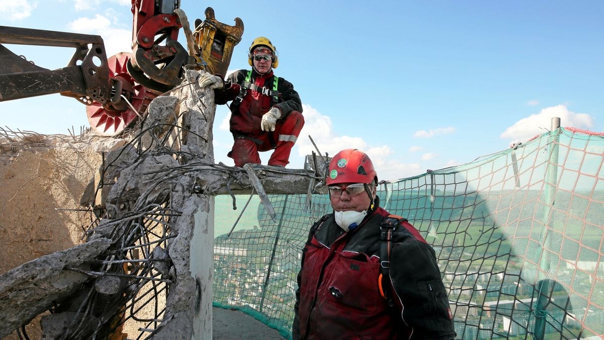 Im Bild: Auf rund 220 Metern Höhe arbeiten Stefan Hartmann und Rustislav Herian (rechts). Foto: Kai Mudra