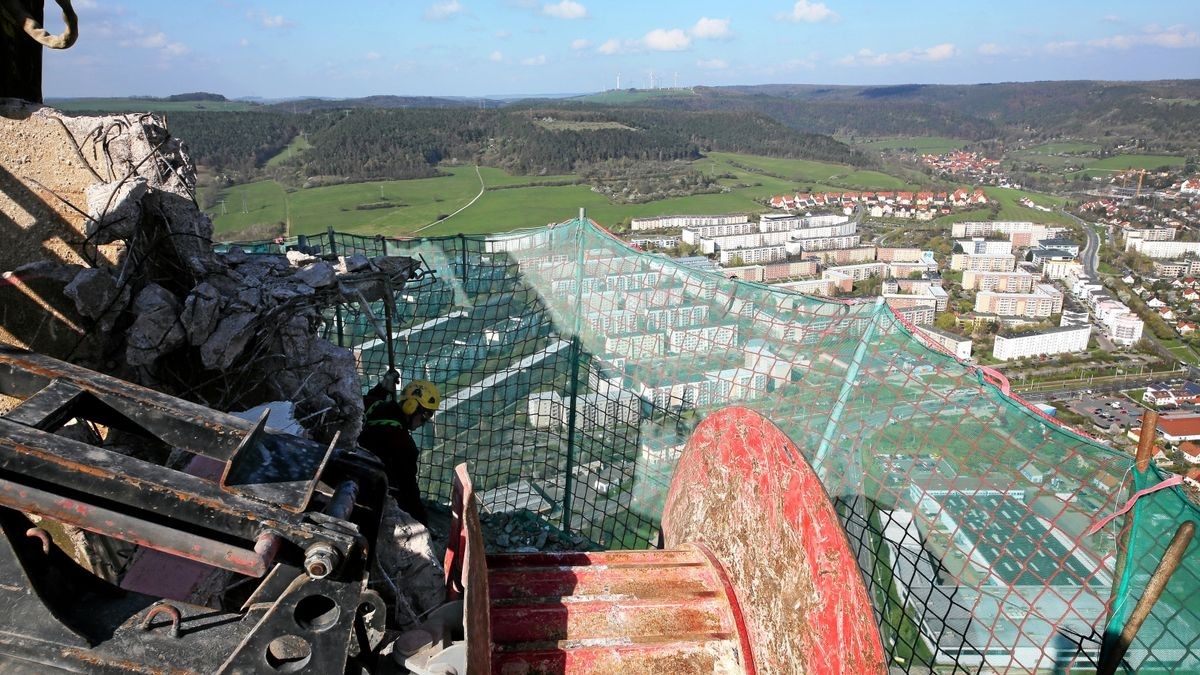 Diese liegen mit beweglichen Rollen auf dem Rand des Schornsteins auf und kennen immer dann, wenn wieder etwas weggeknappert ist, nachrücken. Foto: Kai Mudra