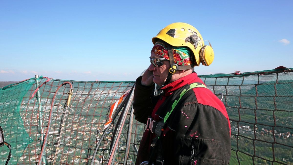 Im Bild: Steffen Hartmann beim Arbeiten in 220 Metern Höhe. Foto: Kai Mudra