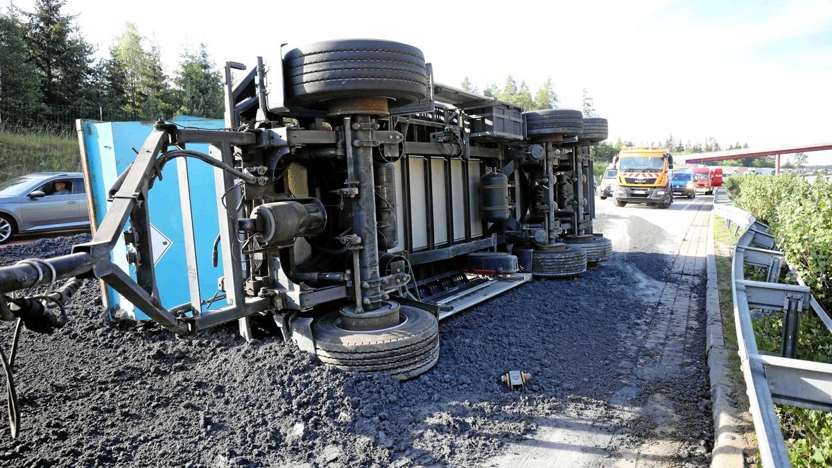 Die A 9 ist seit dem frühen Dienstagmorgen zwischen den Anschlussstellen Bad Lobenstein und Schleiz in Richtung Berlin voll gesperrt. Hier war ein Lkw mit Anhänger aus dem Landkreis Haßberge (Bayern) umgekippt.