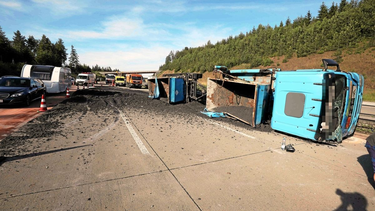 Die A 9 ist seit dem frühen Dienstagmorgen zwischen den Anschlussstellen Bad Lobenstein und Schleiz in Richtung Berlin voll gesperrt. Hier war ein Lkw mit Anhänger aus dem Landkreis Haßberge (Bayern) umgekippt.