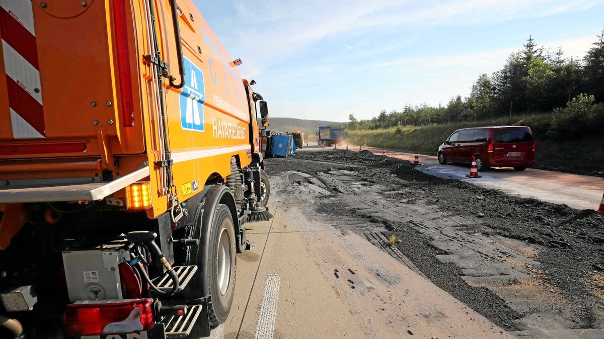 Die A 9 ist seit dem frühen Dienstagmorgen zwischen den Anschlussstellen Bad Lobenstein und Schleiz in Richtung Berlin voll gesperrt. Hier war ein Lkw mit Anhänger aus dem Landkreis Haßberge (Bayern) umgekippt.