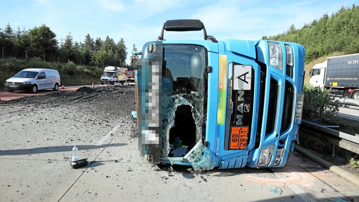 Die A 9 ist seit dem frühen Dienstagmorgen zwischen den Anschlussstellen Bad Lobenstein und Schleiz in Richtung Berlin voll gesperrt. Hier war ein Lkw mit Anhänger aus dem Landkreis Haßberge (Bayern) umgekippt.