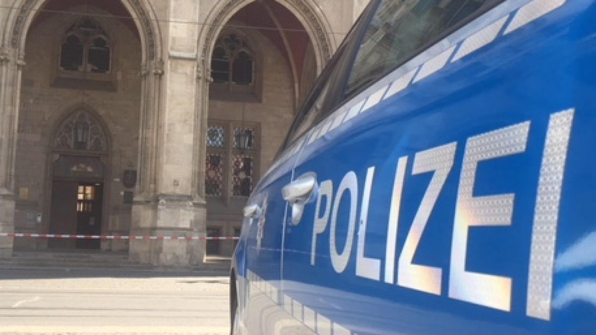 Aufgrund einer polizeilichen Maßnahme nach einer Bombendrohung wurde das Erfurter Rathaus am Mittwochvormittag komplett geräumt.