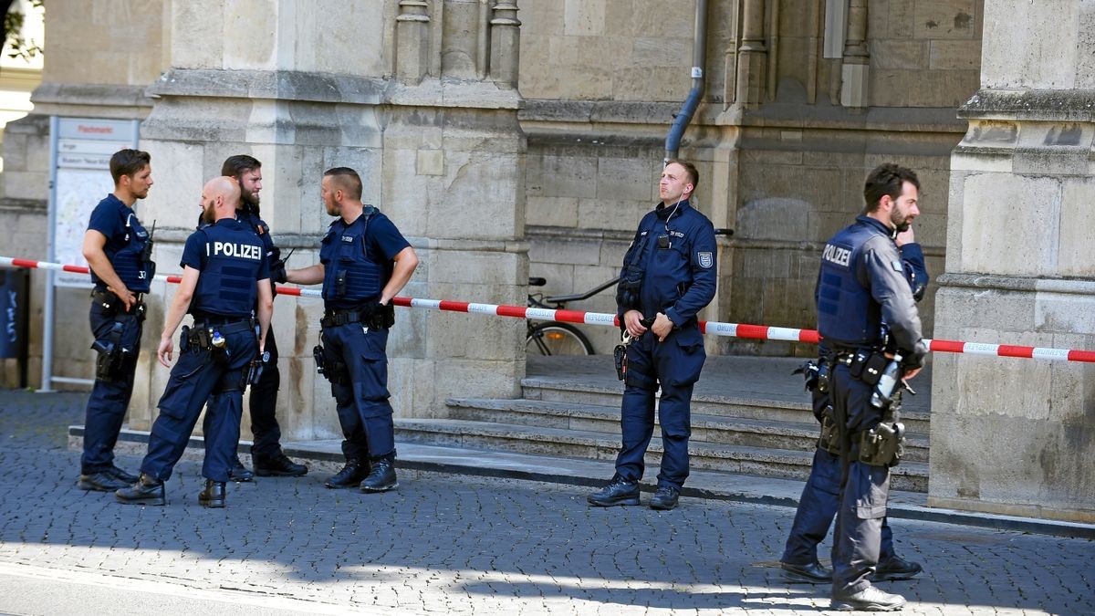 Aufgrund einer Bombendrohung wurde das Erfurter Rathaus, sowie der Fischmarkt evakuiert.