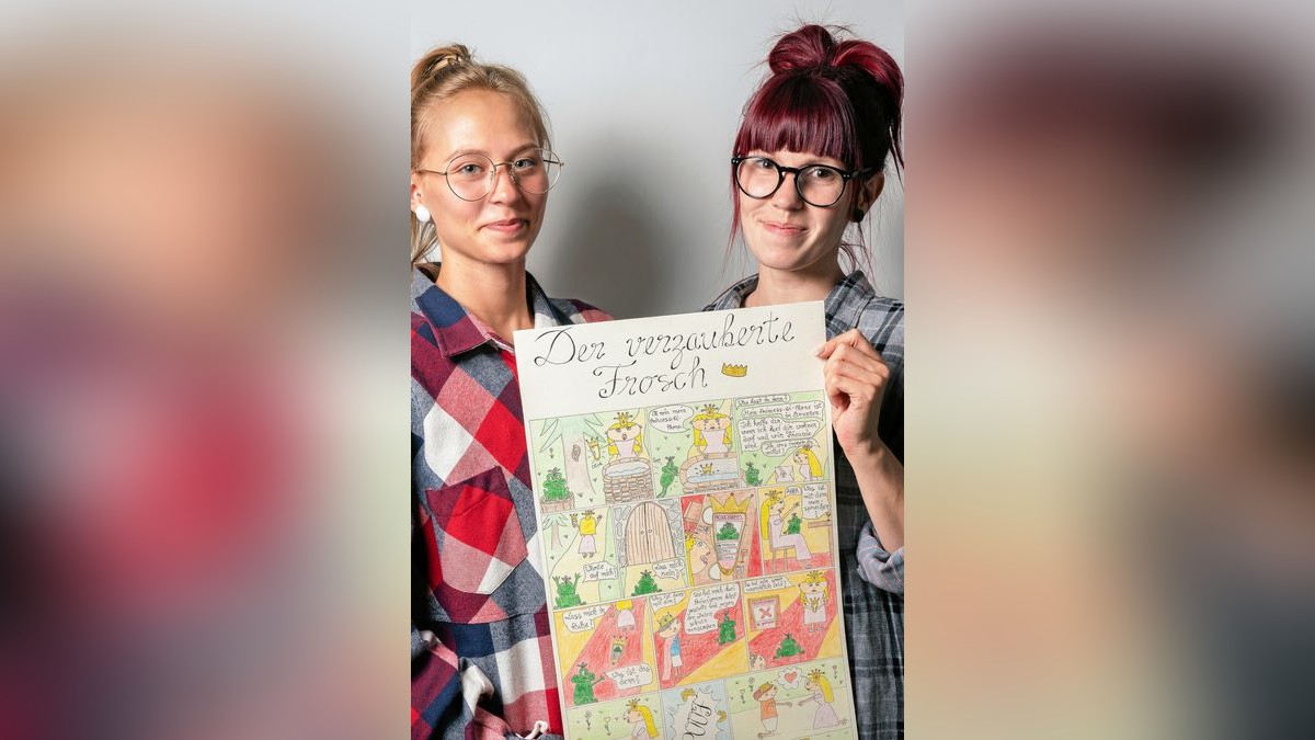 Die Schülerinnen Maria Dill und Laura Freudiger mit ihrem Comic.