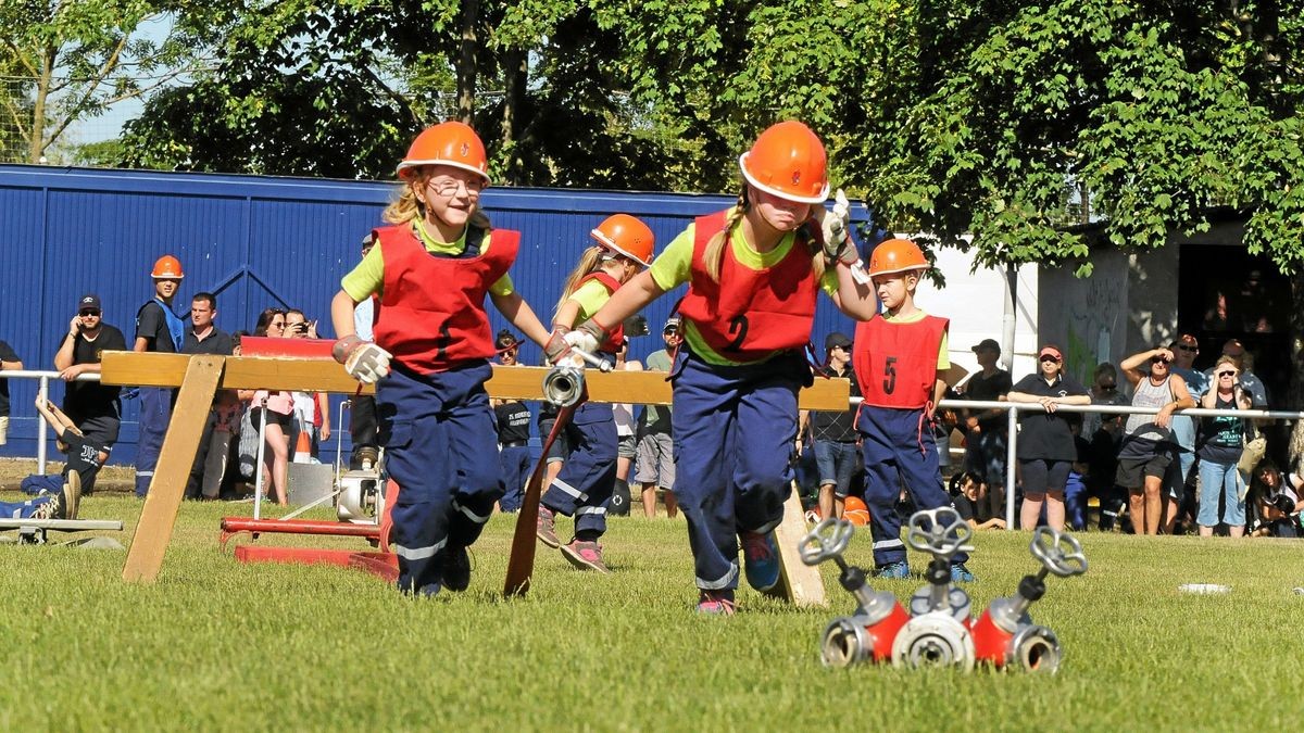 Die Frisur sitzt, der Helm nicht – inzwischen sind es auch viele Mädchen, die sich in der Jugendfeuerwehr in den Ortsteilen engagieren. Sie ließen sich von den Jungs nicht beeindrucken, waren mitunter sogar schneller – und zielsicherer mit der Spritze.