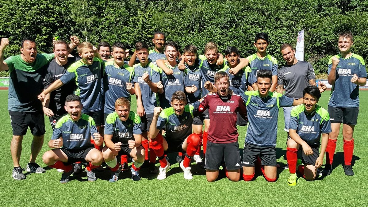 Die C-Junioren der JSG Eiserfeld-Eisern haben überraschend den Aufstieg in die Bezirksliga geschafft. Entsprechend groß war am Samstag der Jubel auf dem Sportplatz Helsbachtal.