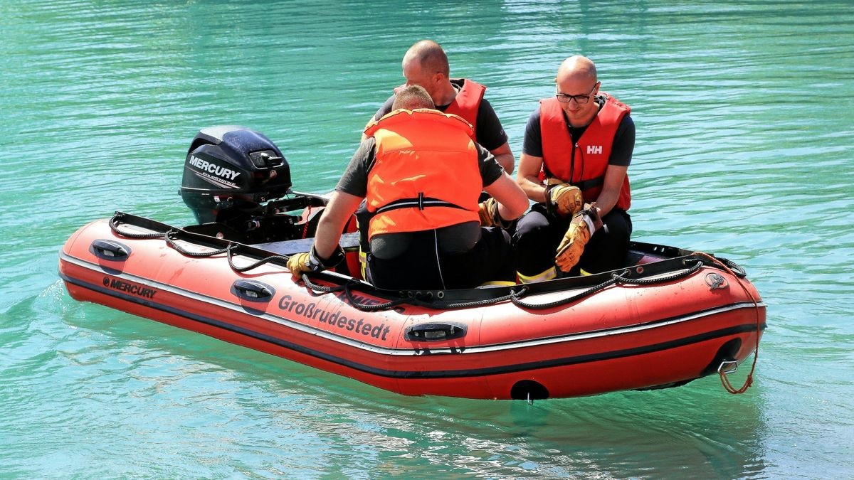 Die Feuerwehren aus Stotternheim, Nöda und Großrudestedt mussten am Montag zum Alperstedter See ausrücken. Ein Schwan war in Not geraten, am Hals war er mit einem Anglerhaken verletzt worden.