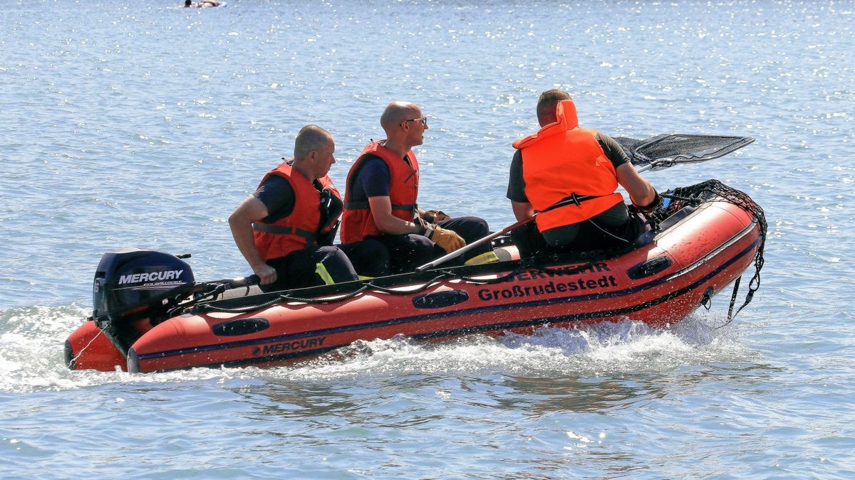 Die Feuerwehr rückte mit einem Boot an, um zu dem Schwan zu gelangen.