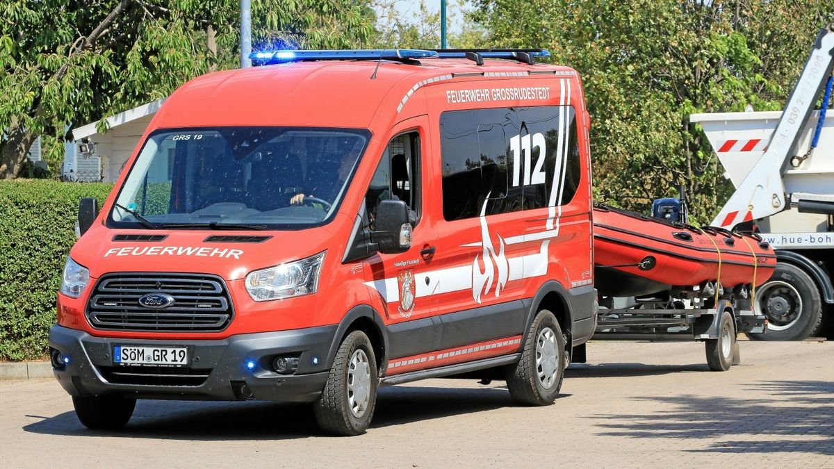 Die Feuerwehren aus Stotternheim, Nöda und Großrudestedt mussten am Montag zum Alperstedter See ausrücken. Ein Schwan war in Not geraten, am Hals war er mit einem Anglerhaken verletzt worden.