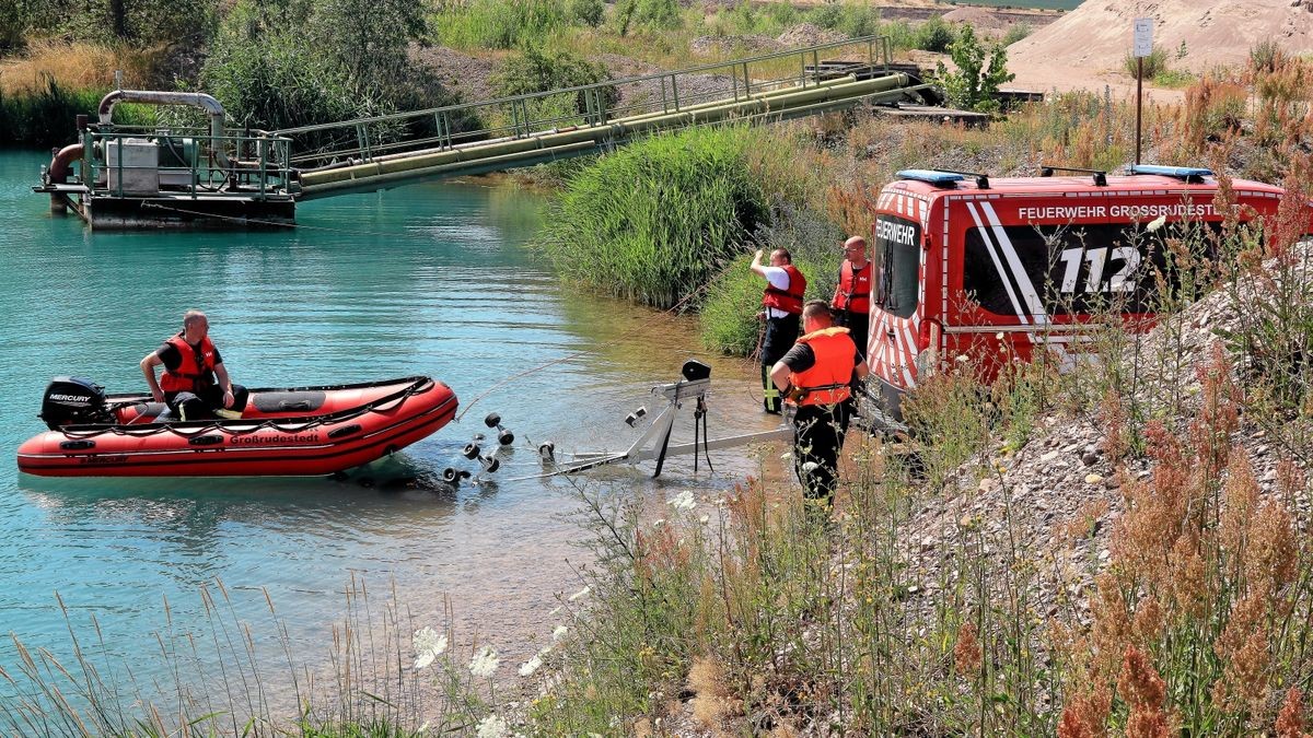 Die Feuerwehren aus Stotternheim, Nöda und Großrudestedt mussten am Montag zum Alperstedter See ausrücken. Ein Schwan war in Not geraten, am Hals war er mit einem Anglerhaken verletzt worden.