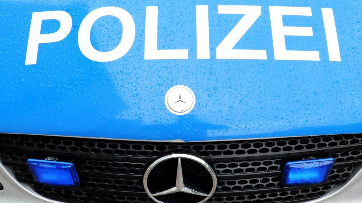 Die Polizei sucht jetzt nach den drei Tätern, die das Mädchen ausgeraubt haben. (Symbolbild)