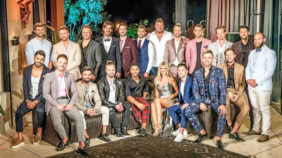 Diese Männer wollen das Herz der Bachelorette erobern. (hinten v.l.: Marco, Keno, Daniel, Harald, Christian, Tim, Yannic, Jonas, Serkan, Fabio, Matin und Oguzhan. vorne v.l.: Mahmoud, Luca, Fabiano, Jan, David, Bachelorette Gerda, Sebastian, Florian und Andreas).