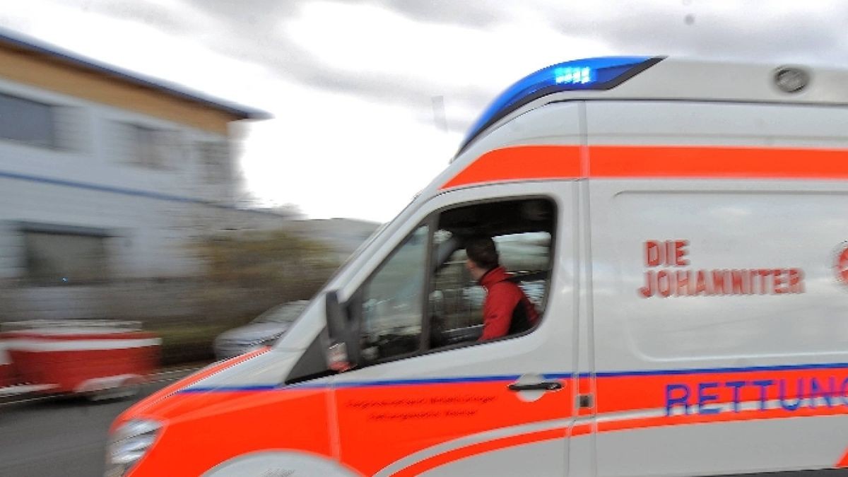 Der Rettungsdienst brachte die schwer an ihren Händen verletzte Frau ins Krankenhaus.