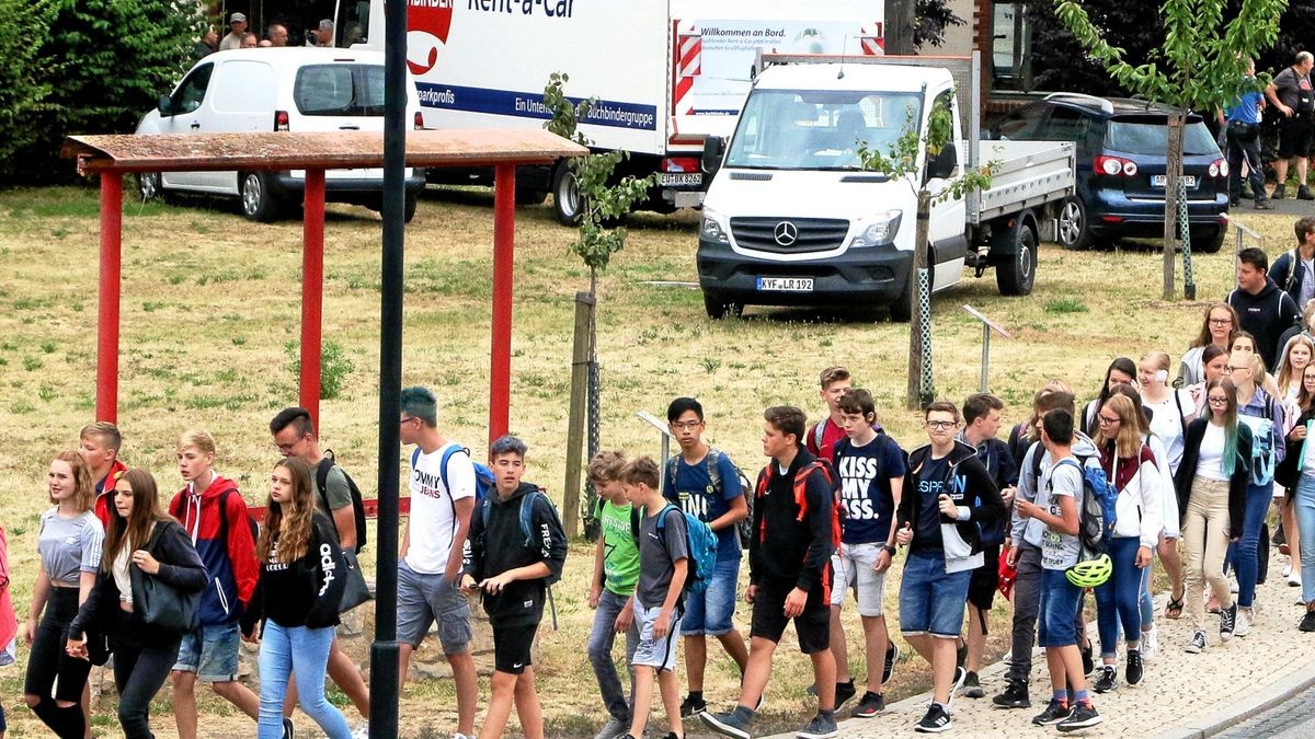 Schüler und Lehrer aus den beiden Schulgebäuden des Kyffhäuser-Gymnasiums gingen am Freitagvormittag gemeinsam in den Schulneubau. Hier war die Zeugnisübergabe.