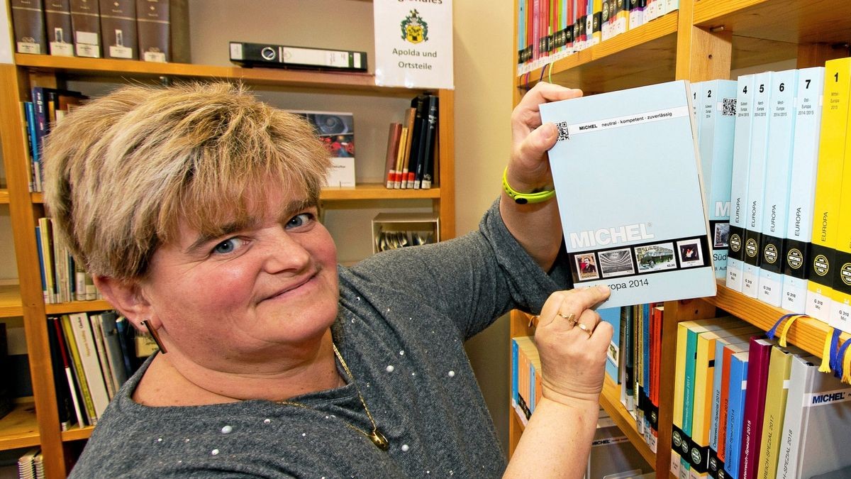 Annegret Freier mit den Michel-Katalogen in der Bibliothek Apolda.