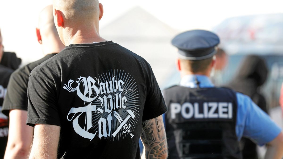 Zum Rechtsrock-Konzert in Themar sind am Freitag rund 300 Rechtsextremisten gekommen.