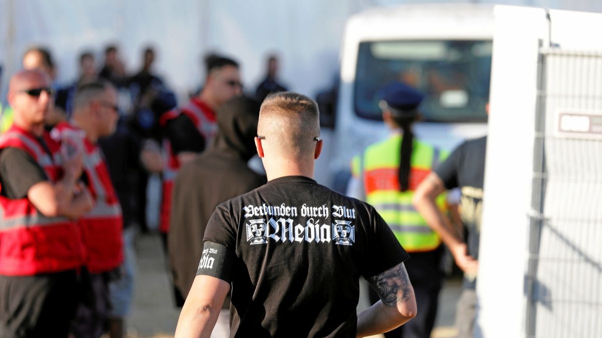 Zum Rechtsrock-Konzert in Themar sind am Freitag rund 300 Rechtsextremisten gekommen.