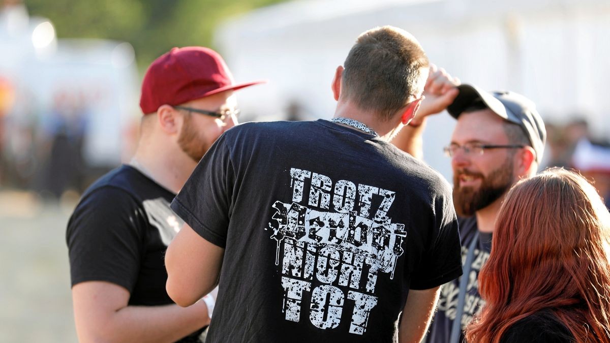 Zum Rechtsrock-Konzert in Themar sind am Freitag rund 300 Rechtsextremisten gekommen.