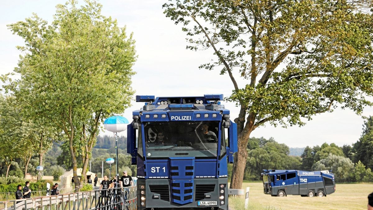 Die Polizei ist mit einem Großaufgebot vor Ort.