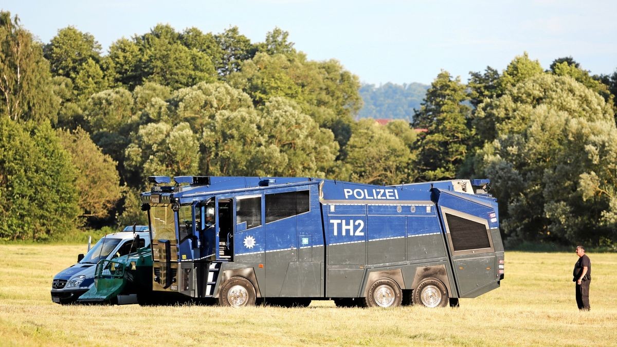 Die Polizei ist mit einem Großaufgebot vor Ort.