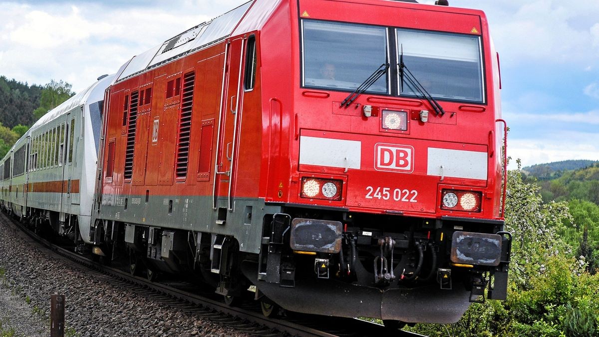 Eine Diesellok der Baureihe 245 zieht einen Intercity bei Gera-Rubitz: Wegen der fehlenden Oberleitung kann auf diesem Abschnitt keine E-Lok fahren.