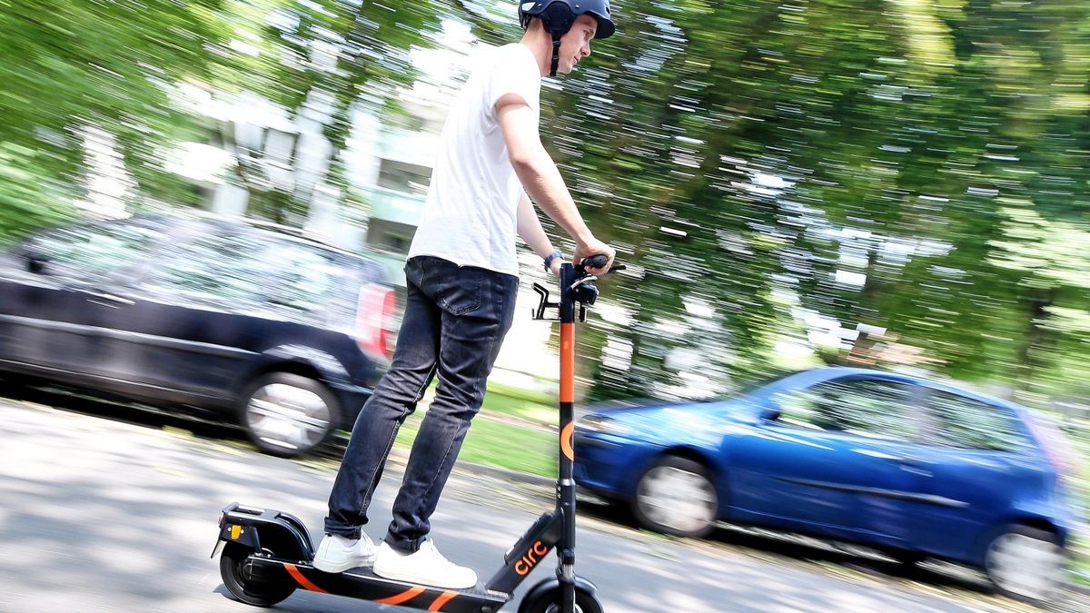 Für E-Scooter gelten die selben Promillegrenzen wie für einen Pkw­. Symbolfoto: Roland Weihrauch/ dpa