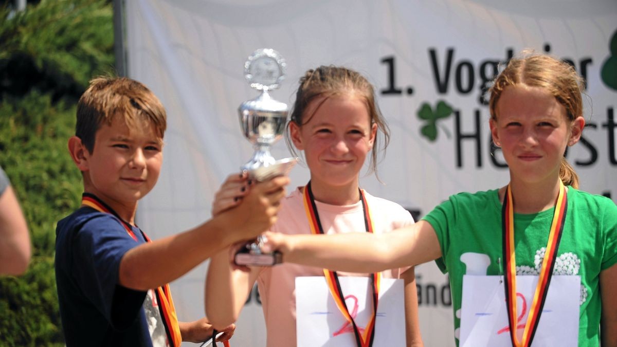 Das Siegerteam der Kinder mit Hans-Heinrich Schill, Mathilda Ronshausen, Naomi Dittrich (von links).