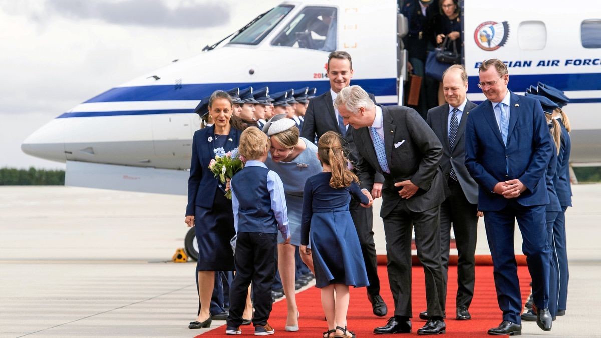 Das Belgische Königspaar König Philippe und Königin Mathilde ist in Erfurt gelandet. Gemeinsam mit Ministerpräsident Bodo Ramelow (Linke) und dessen Frau Germana Alberti vom Hofe besichtigen sie Schloss Friedenstein in Gotha, die Gedenkstätte Buchenwald und das Bauhaus-Museum sowie das Neue Museum in Weimar.