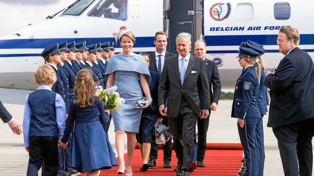 Das Belgische Königspaar König Philippe und Königin Mathilde ist in Erfurt gelandet. Gemeinsam mit Ministerpräsident Bodo Ramelow (Linke) und dessen Frau Germana Alberti vom Hofe besichtigen sie Schloss Friedenstein in Gotha, die Gedenkstätte Buchenwald und das Bauhaus-Museum sowie das Neue Museum in Weimar.