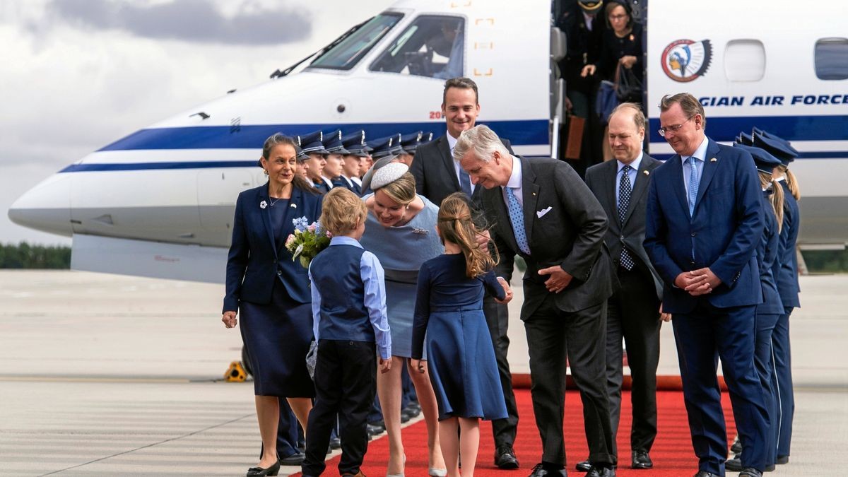 Das Belgische Königspaar König Philippe und Königin Mathilde ist in Erfurt gelandet. Gemeinsam mit Ministerpräsident Bodo Ramelow (Linke) und dessen Frau Germana Alberti vom Hofe besichtigen sie Schloss Friedenstein in Gotha, die Gedenkstätte Buchenwald und das Bauhaus-Museum sowie das Neue Museum in Weimar.