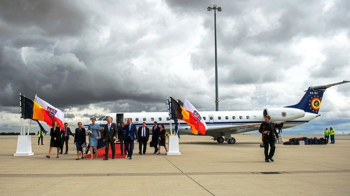 Das Belgische Königspaar König Philippe und Königin Mathilde ist in Erfurt gelandet. Gemeinsam mit Ministerpräsident Bodo Ramelow (Linke) und dessen Frau Germana Alberti vom Hofe besichtigen sie Schloss Friedenstein in Gotha, die Gedenkstätte Buchenwald und das Bauhaus-Museum sowie das Neue Museum in Weimar.