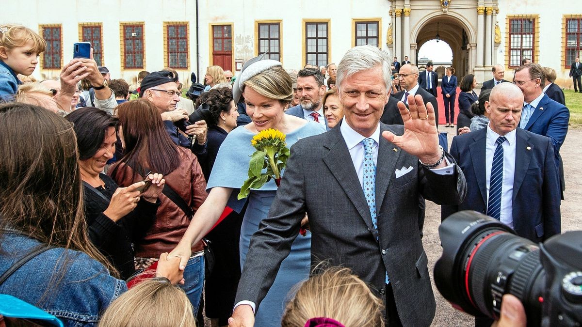 König Philippe und Königin Mathilde (Bildmitte) begegnen Bürgern am Ausgang des Schlosses Friedenstein.