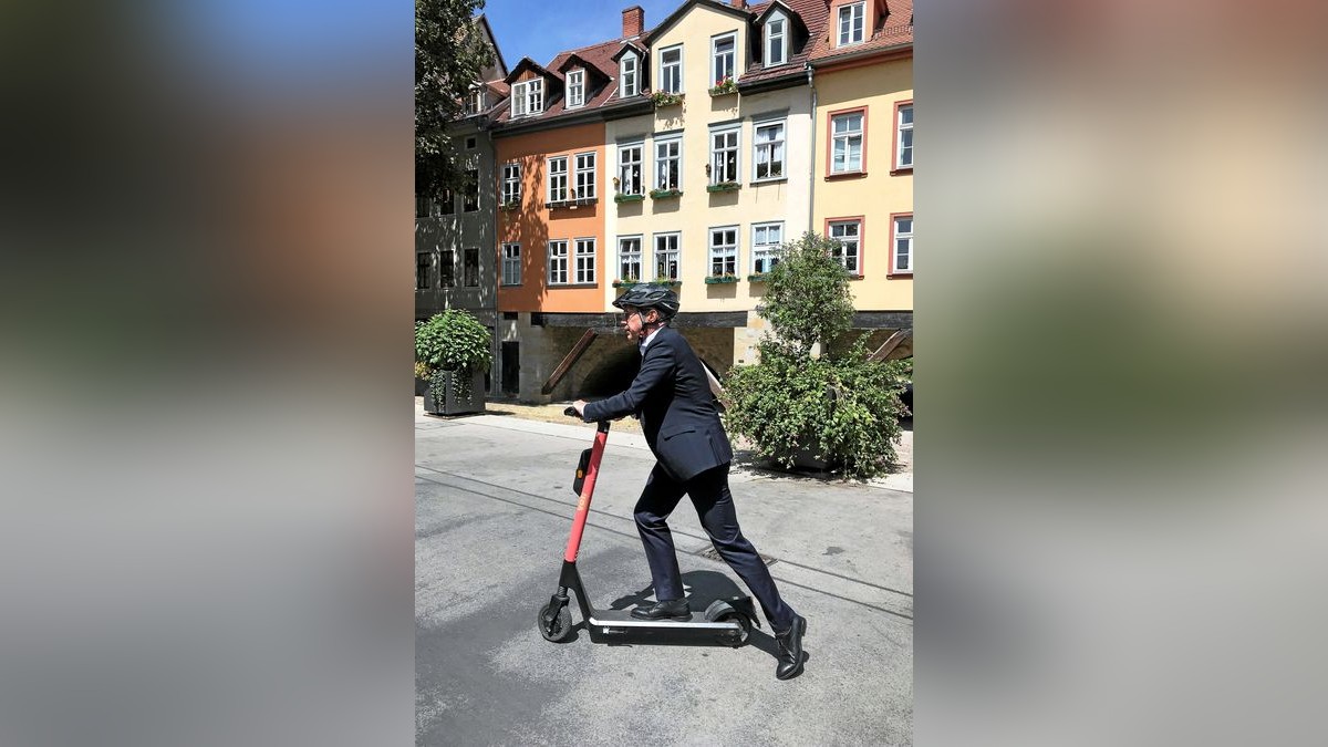 Innenminister Georg Maier (SPD) hat an die Vernunft der Menschen appelliert, beim Fahren mit den neu zugelassenen E-Scootern einen Schutzhelm zu tragen.