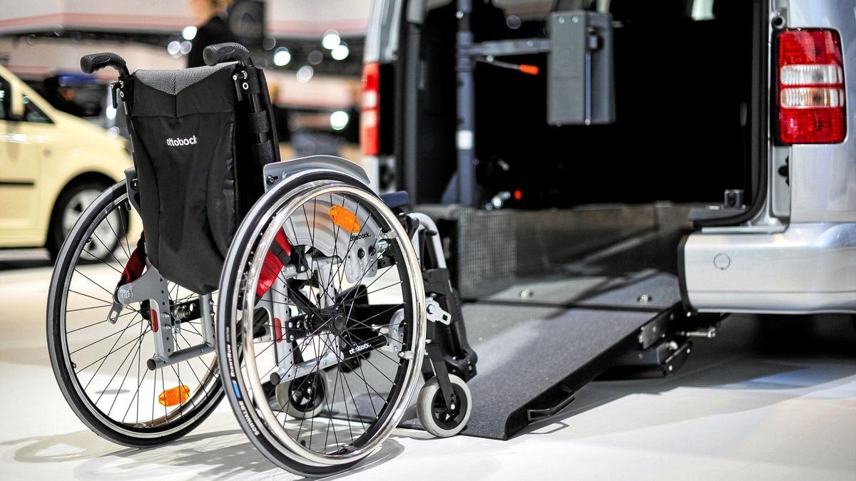 Als der Fahrer stark bremsen musste, kippte die Patientin mit ihrem Rollstuhl um und brach sich einen Halswirbel. Symbolfoto: Ole Spata/dpa