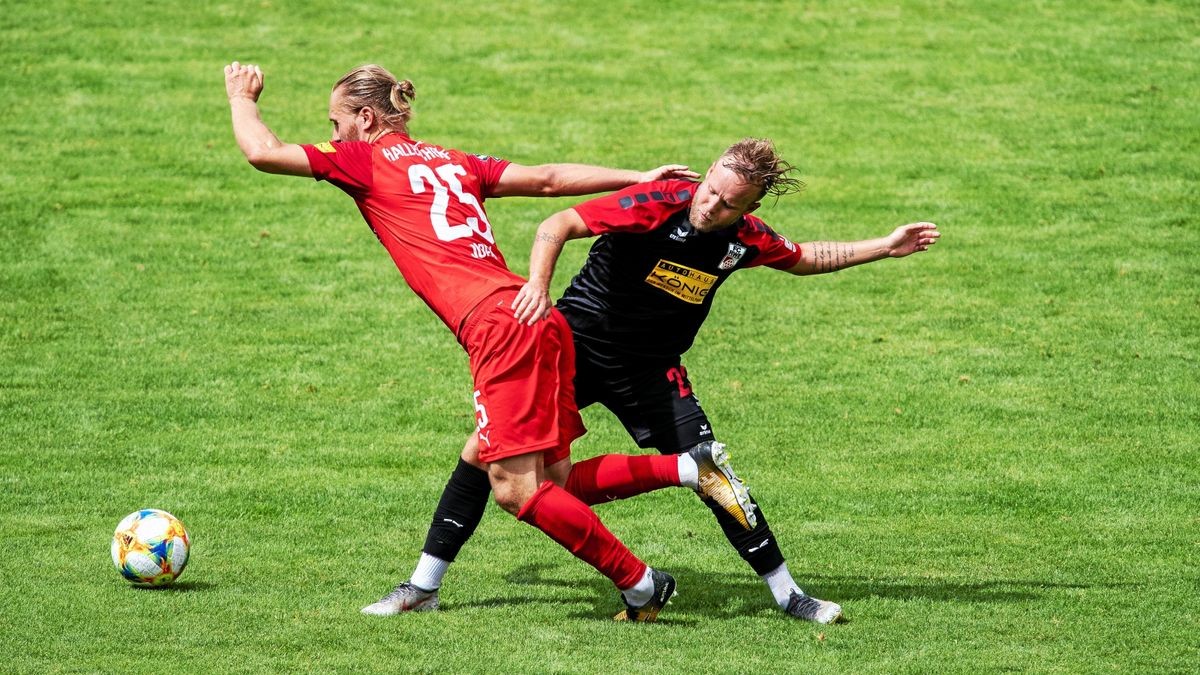 Rico Gladrow #22 (FC Rot Weiss Erfurt) im Zweikampf mit Björn Jopek #25 (Hallescher FC).