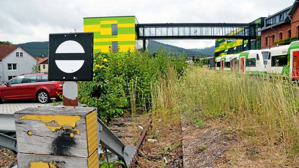 Die Deutsche Bahn erhört den langjährigen Wunsch der Stadt Ilmenau und beseitigt das letzte Schandfleck am Hauptbahnhof. Mit dem Bahnsteig-Neubau wird es auch eine Zuwegung von der Langewiesener Straße geben, die an Terminal 3 vorbeiführt.