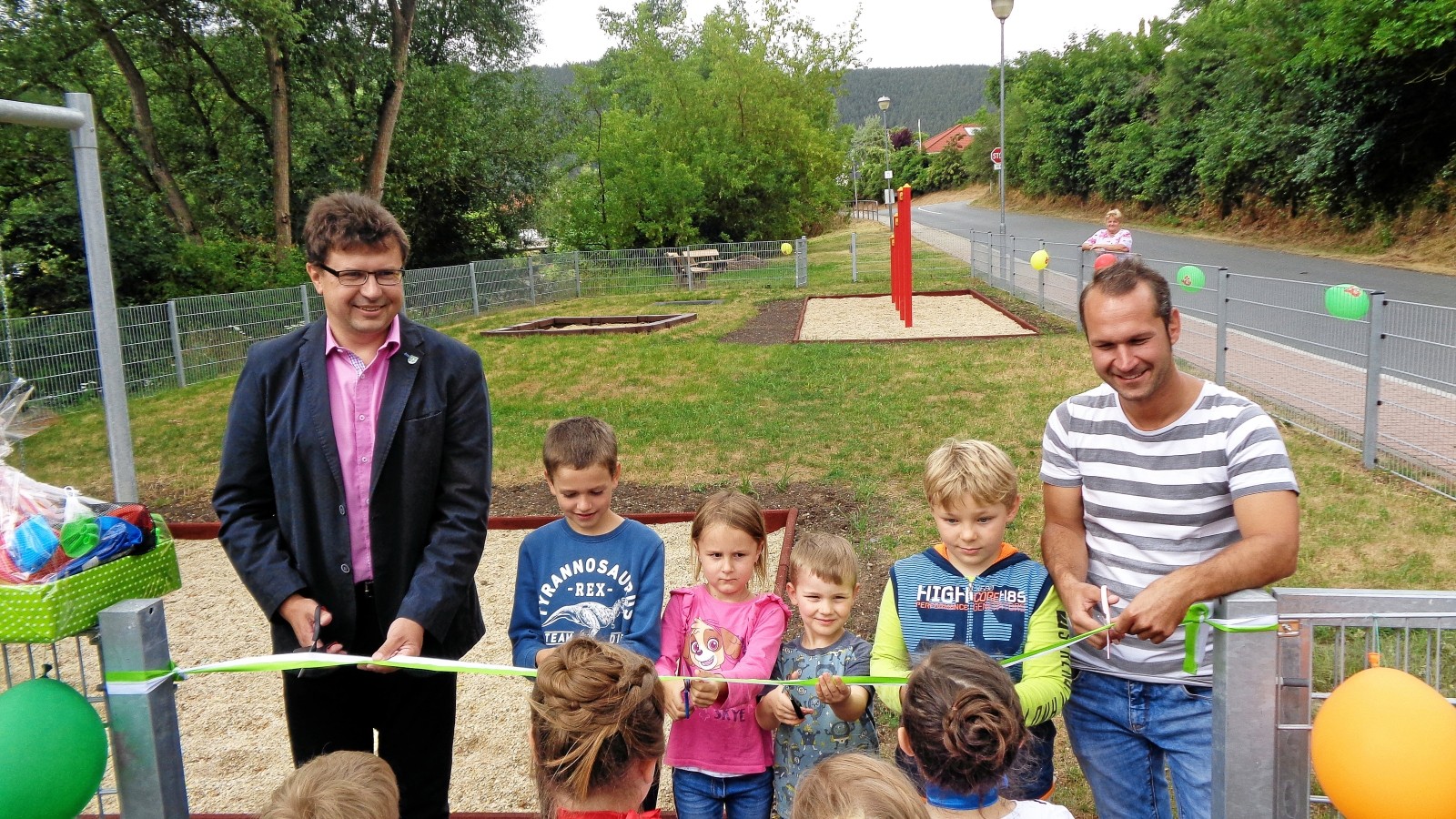 Brücke und Spielplatz in Catharinau und Kirchhasel wieder wie neu