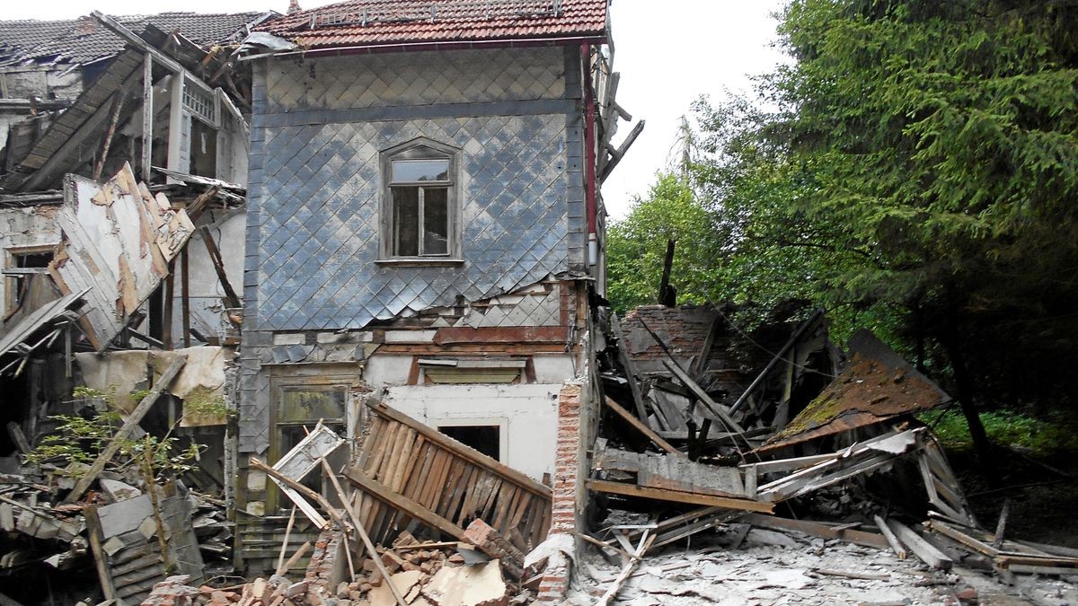 Seit Montag laufen die Abrissarbeiten an einem ehemaligen Sanatorium in Sülzhayn. Eine Firma aus Bad Langensalza wird voraussichtlich damit bis zum 15. August beschäftigt sein.