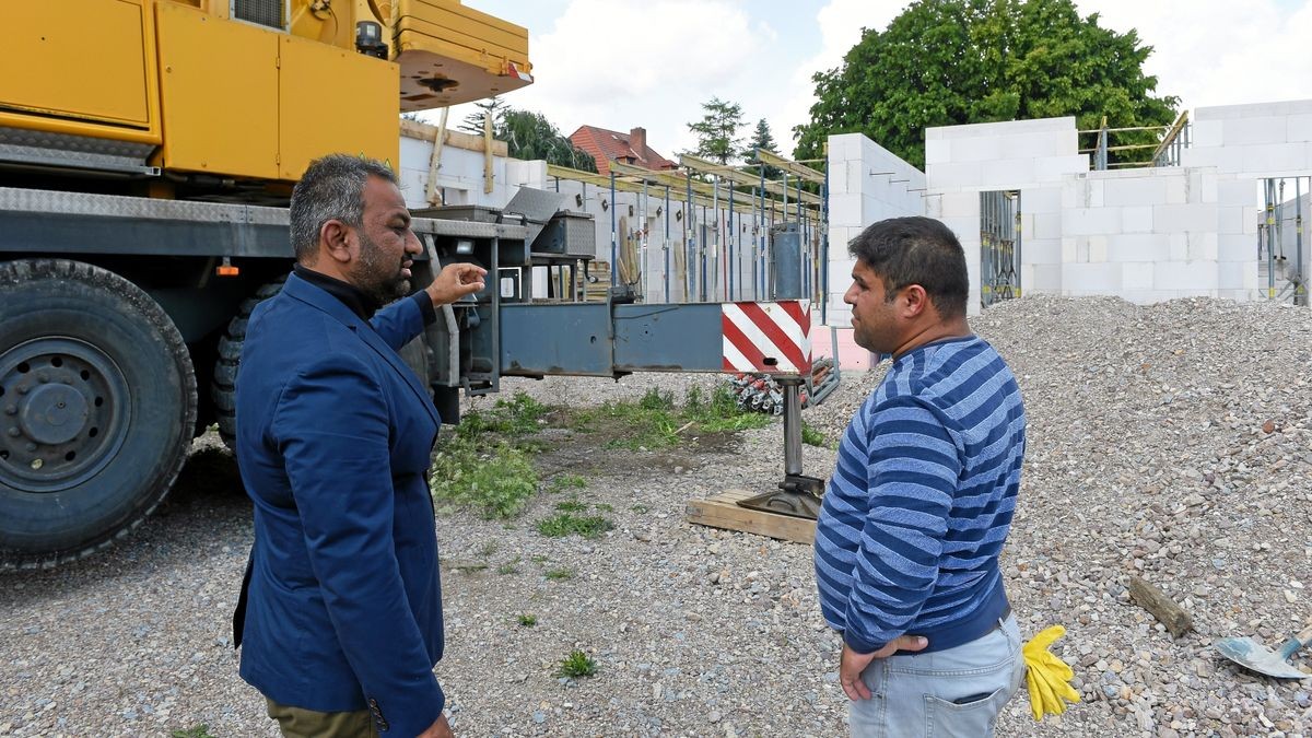 Moscheebau am Rande von Marbach: Suleman Malik (l.), Sprecher der Ahmadiyya-Gemeinde Erfurt, am Donnerstag im Gespräch mit dem Polier Suleiman Shekho.