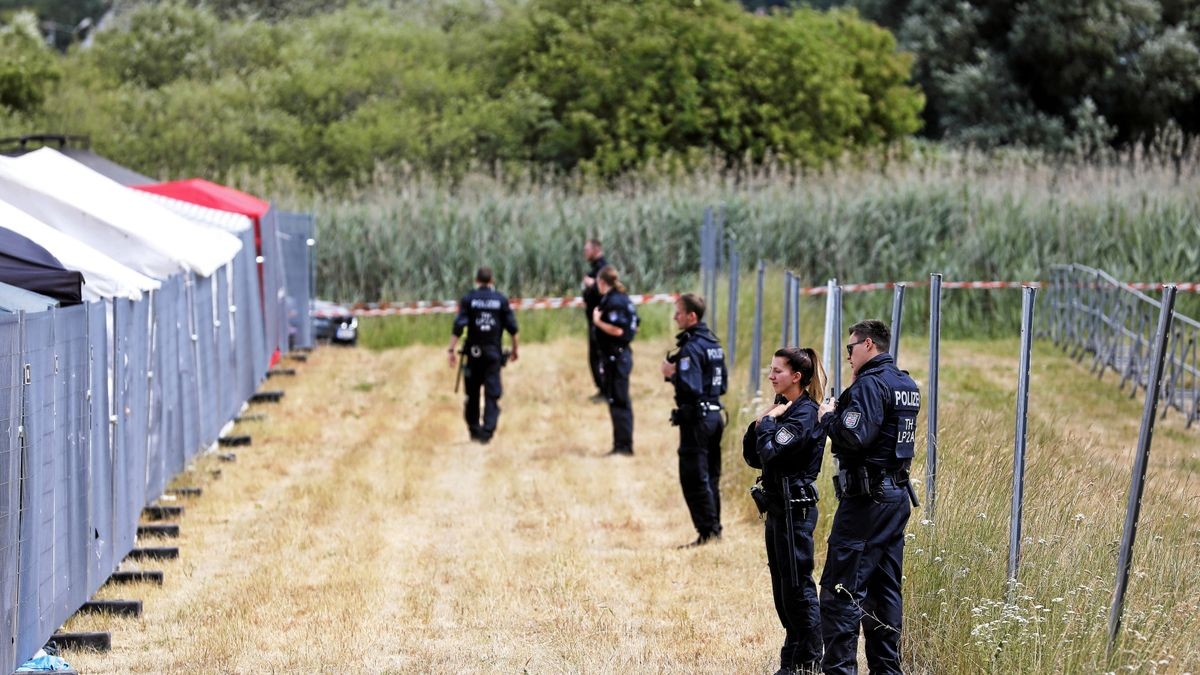 Beim Einsatz im südthüringischen Themar hielten sich viele der Polizistinnen und Polizisten immer wieder unter freiem Himmel und strahlendem Sonnenschein auf. Die Gewerkschaft fordert besseren Hitze- und Sonnenschutz.