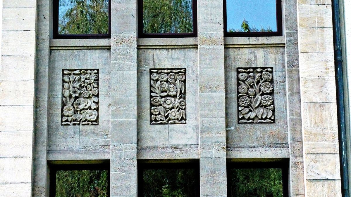 Versteckte florale Reliefs auf dem Campus der Universität.