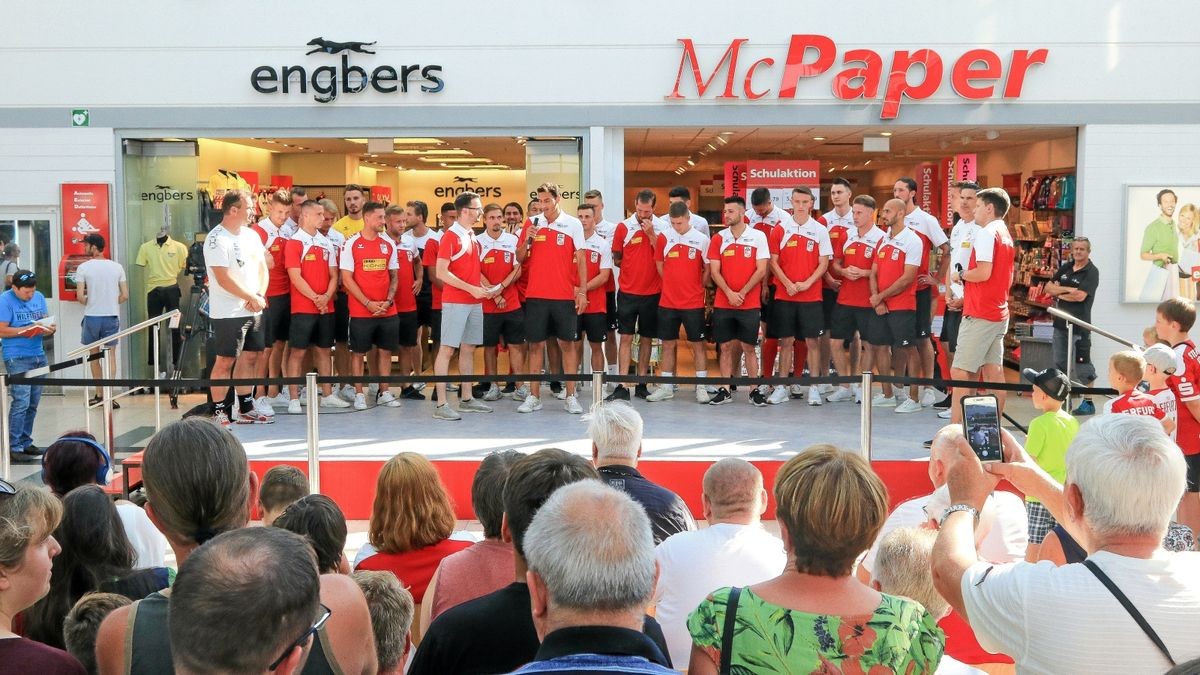 Der FC Rot-Weiß Erfurt hatte am Mittwoch seine Anhängerschaft ins TEC eingeladen, um die Trikots für die neue Saison vorzustellen.