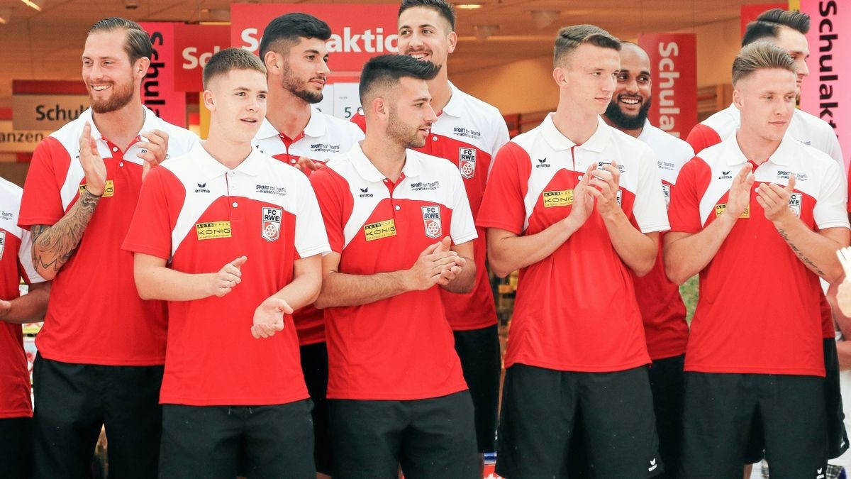 Der FC Rot-Weiß Erfurt hatte am Mittwoch seine Anhängerschaft ins TEC eingeladen, um die Trikots für die neue Saison vorzustellen.