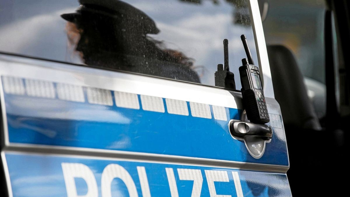 An der Tür eines Mehrfamilienhauses in der Albert-Kuntz-Straße wurden Blutspuren gefunden, berichtet die Polizei. Die Glasscheibe an der Tür war zu Bruch gegangen. Dabei musste sich jemand verletzt und stark geblutet haben. Symbolfoto: Deutzmann/deutzmann.net/imago