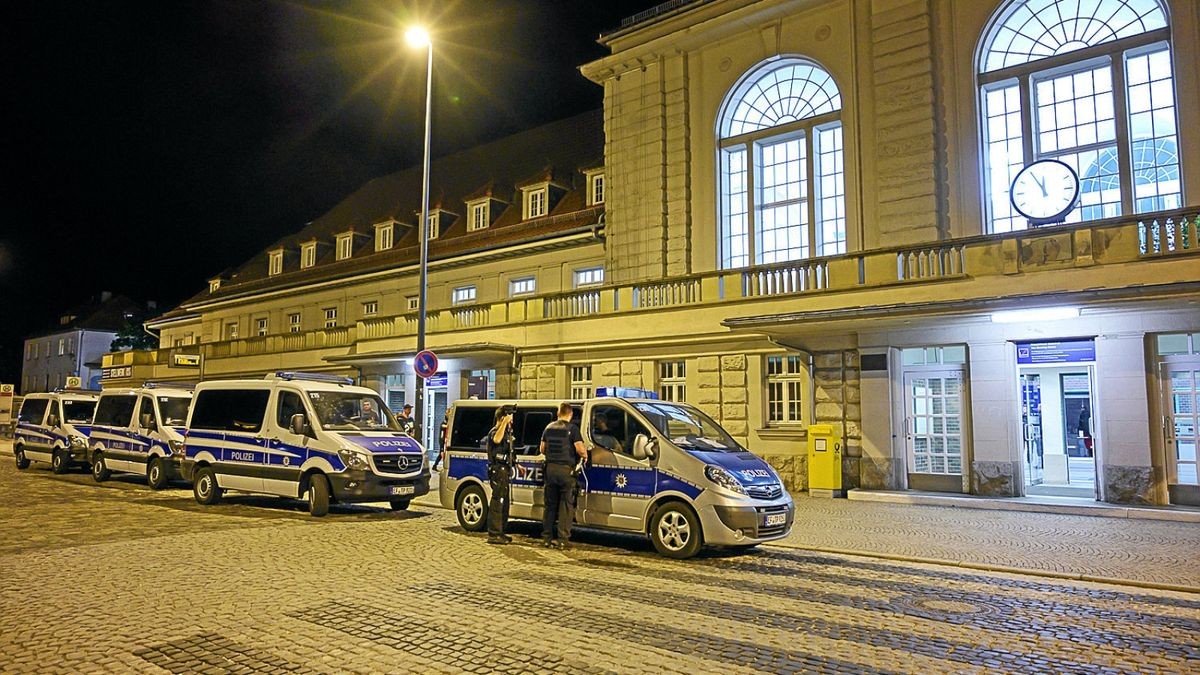 Die Polizei sicherte den Hauptbahnhof Weimar mit einem Großaufgebot. Es blieb friedlich.