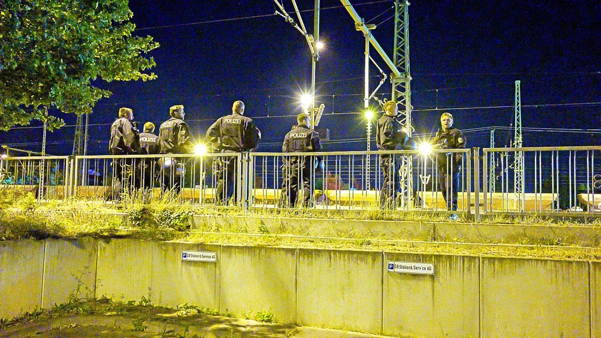 Die Polizei sicherte den Hauptbahnhof Weimar mit einem Großaufgebot. Es blieb friedlich.