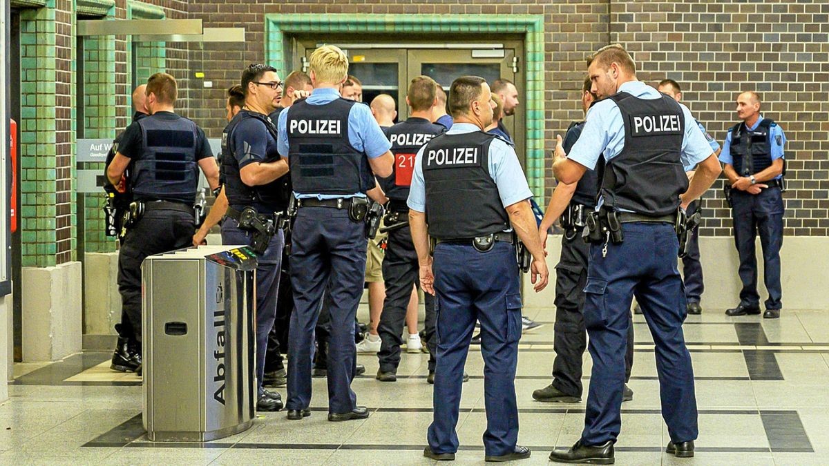 Die Polizei sicherte den Hauptbahnhof Weimar mit einem Großaufgebot. Es blieb friedlich.